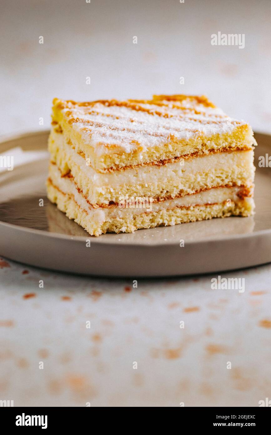 Fetta di torta di panna su un piatto Foto Stock