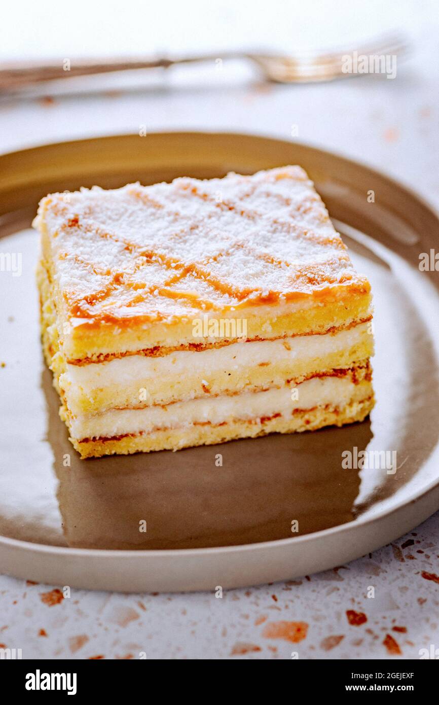 Fetta di torta di panna su un piatto Foto Stock