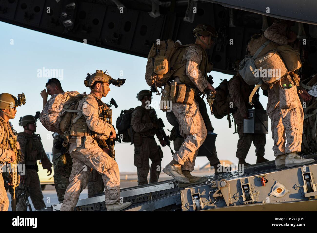 I Marines degli Stati Uniti caricano su un globemaster C-17 degli Stati Uniti dalla base dell'aeronautica di McGuire per essere trasportati in Afghanistan il 18 agosto 2021, dalla base aerea di Ali al Salem, Kuwait. Foto Stock
