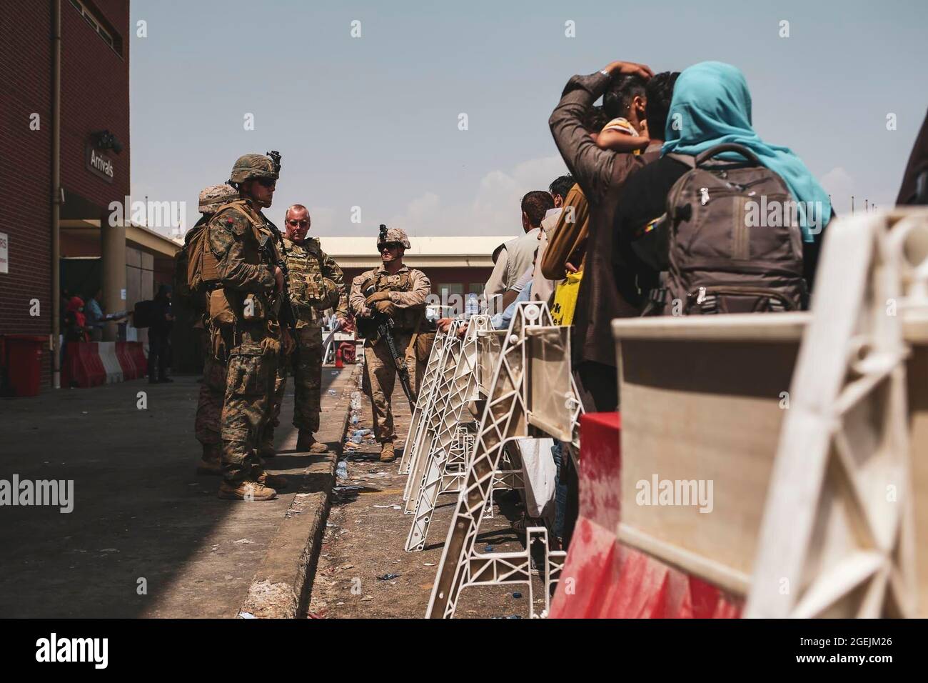 I Marines assegnati alla 24a unità di spedizione marina (MEU) forniscono assistenza durante un'evacuazione all'aeroporto internazionale Hamid Karzai, Kabul, Afghanistan, 20 agosto. I membri del servizio degli Stati Uniti e i partner della coalizione stanno assistendo il Dipartimento di Stato con un'operazione DI evacuazione non combattente (NEO) in Afghanistan. (STATI UNITI Foto del corpo marino di Sgt. Isaia Campbell) Foto Stock