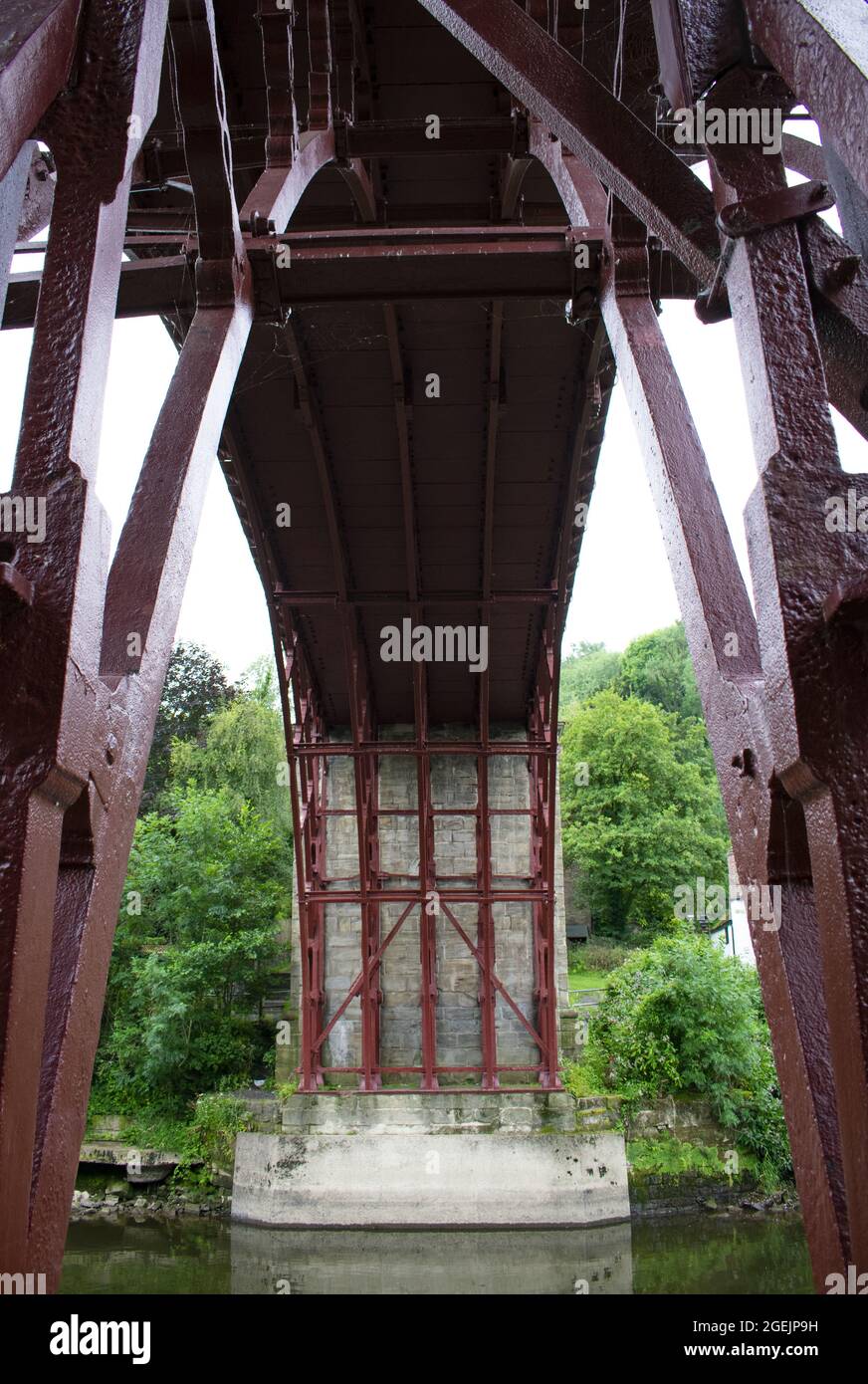 Ironbridge, Inghilterra. Monumento storico. Vista ad angolo basso. Ponte in ghisa costruito e progettato da Thomas Telford, ingegnere della rivoluzione industriale. Foto Stock