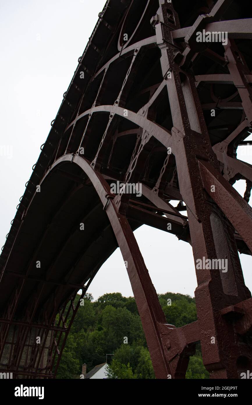 Ironbridge, Inghilterra. Monumento storico dell'UNESCO. Ponte in ghisa costruito da Thomas Telford, ingegnere, rivoluzione industriale. Vista spettacolare dal basso angolo. Foto Stock