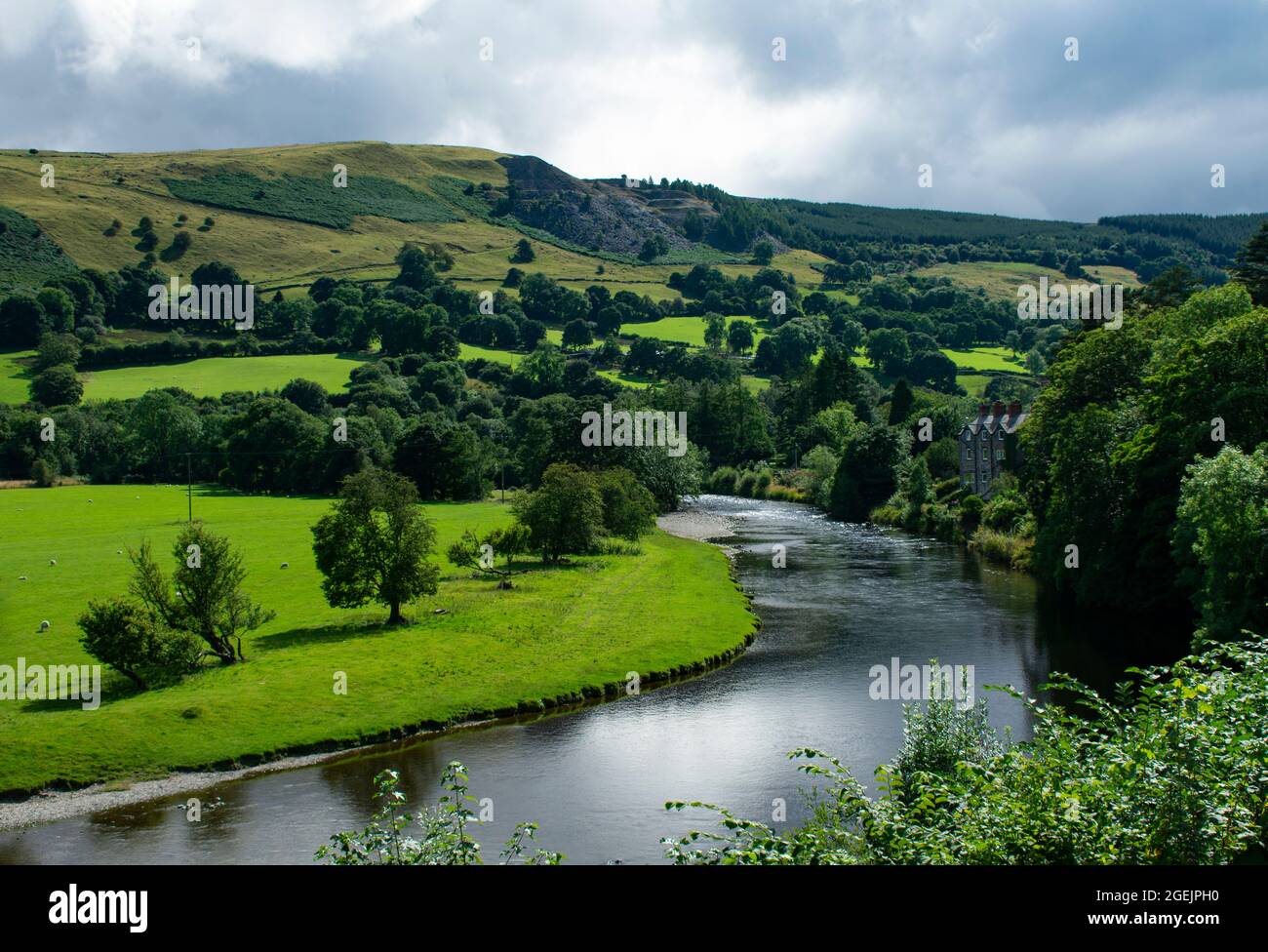 Valle del fiume Dee, Galles. Splendida vista panoramica della campagna idilliaca. Campi verdi e colline con il fiume grazioso che scorre. Scena rurale gallese. Foto Stock