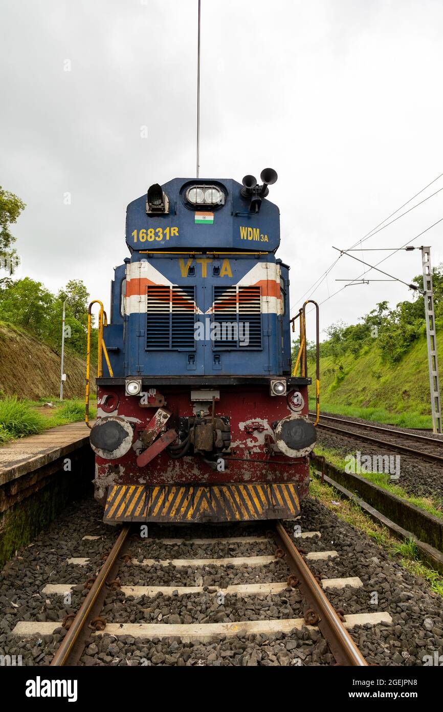 Vista frontale della locomotiva indiana classe WDM-3A dal capannone Vatva. Filo elettrico visto sul motore che indica l'elettrificazione della ferrovia di Konkan Foto Stock