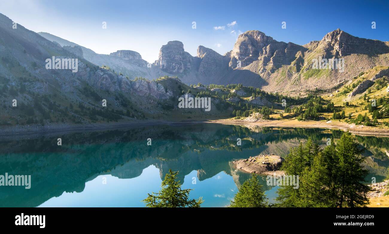 Lago di Allos al mattino durante l'estate, con effetto specchio, montagne riflettenti sul lago Foto Stock