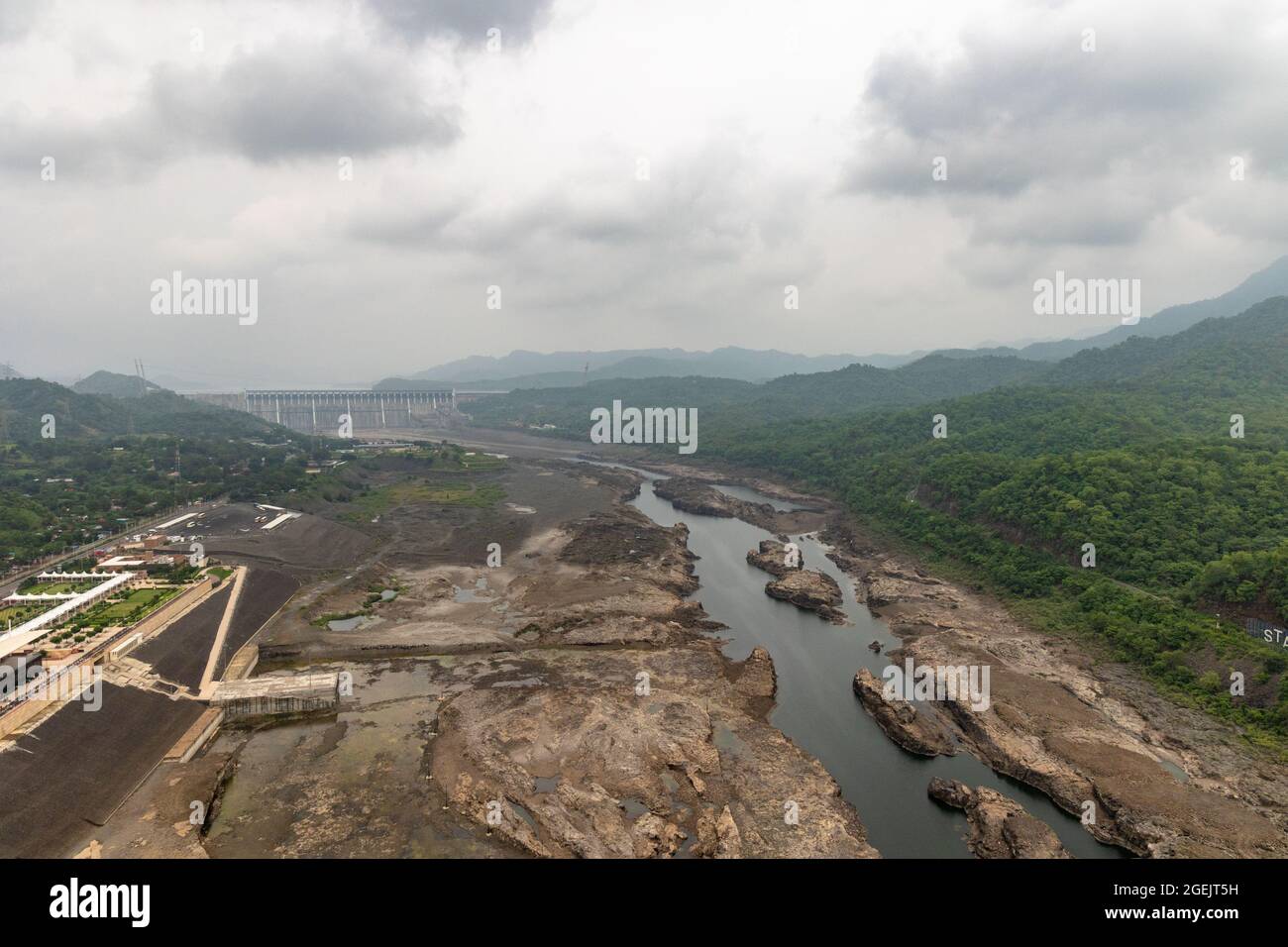 Vista della valle del fiume Narmada dalla galleria di osservazione al livello del petto della Statua dell'unità nella colonia di Kevadiya, distretto di Narmada, Gujarat, India Foto Stock