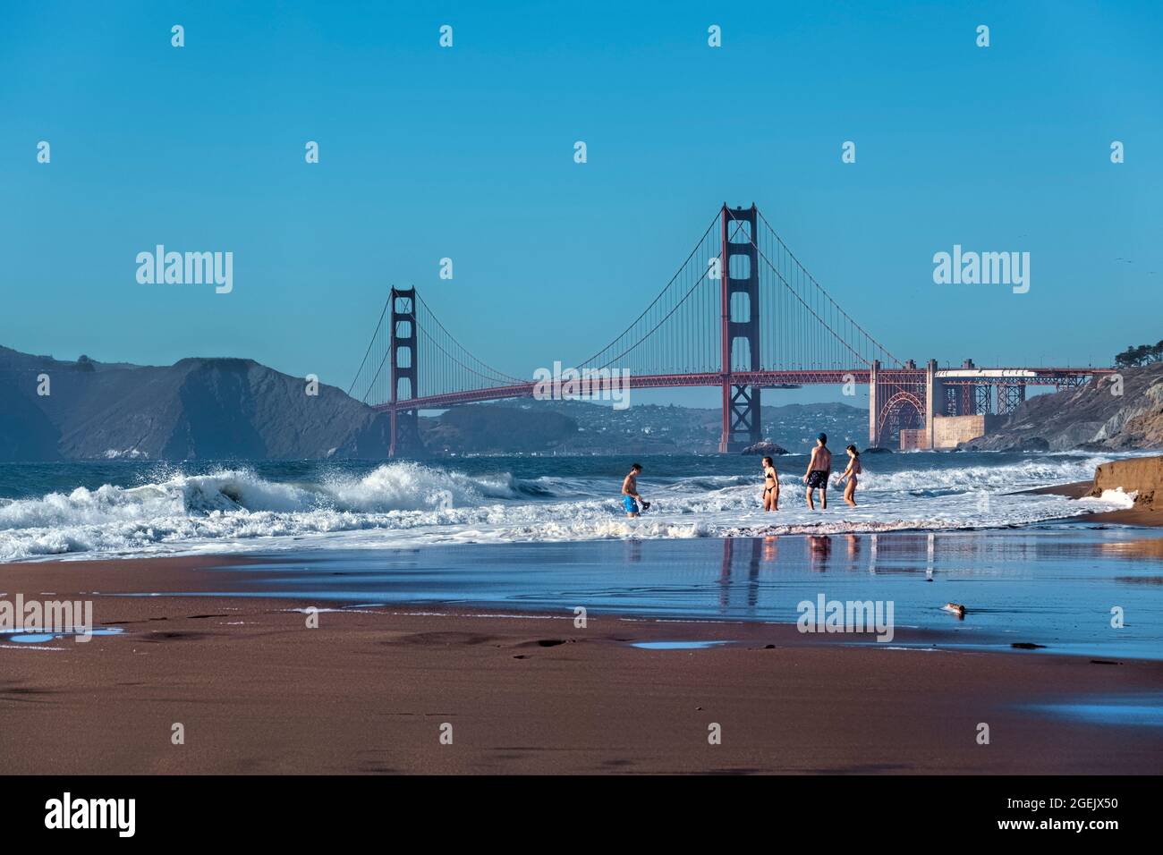Godetevi l'Oceano Pacifico sotto il Golden Gate Bridge, San Francisco, California, U.S.A Foto Stock