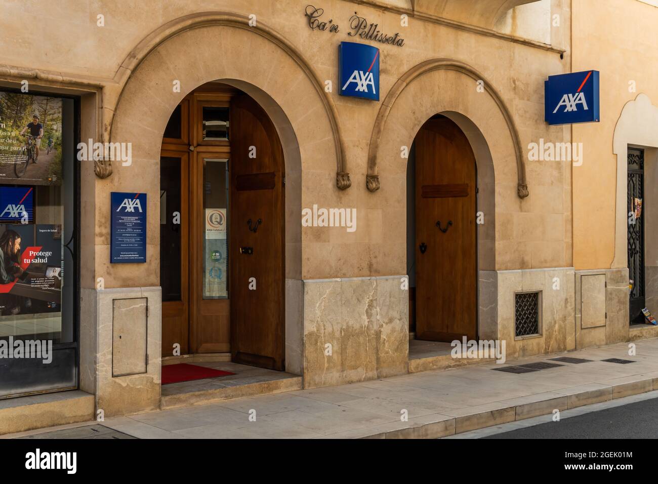 Campos, Spagna; agosto 14 2021: Facciata della compagnia di assicurazioni AXA in un edificio storico nella città di Majorcan di Campos Foto Stock