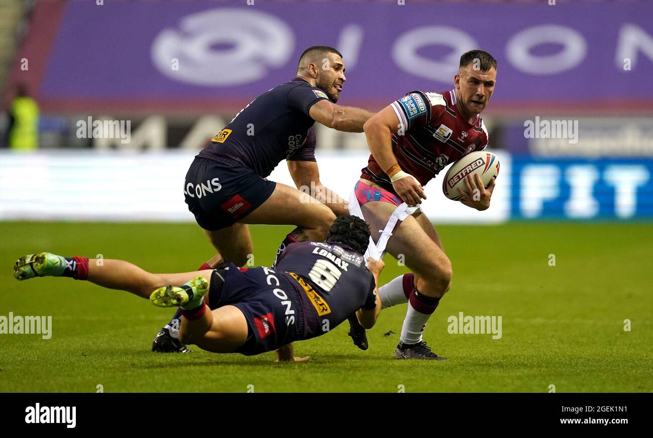 Harry Smith dei Guerrieri Wigan (a destra) è affrontato da Jonny Lomax di St Helens durante la Betfred Super League al DW Stadium, Wigan. Data foto: Venerdì 20 agosto 2021. Vedi la storia di PA RUGBYL Wigan. Il credito fotografico dovrebbe essere: Mike Egerton/PA Wire. RESTRIZIONI: L'uso è soggetto a restrizioni. Solo per uso editoriale, nessun uso commerciale senza previo consenso da parte del titolare dei diritti. Foto Stock