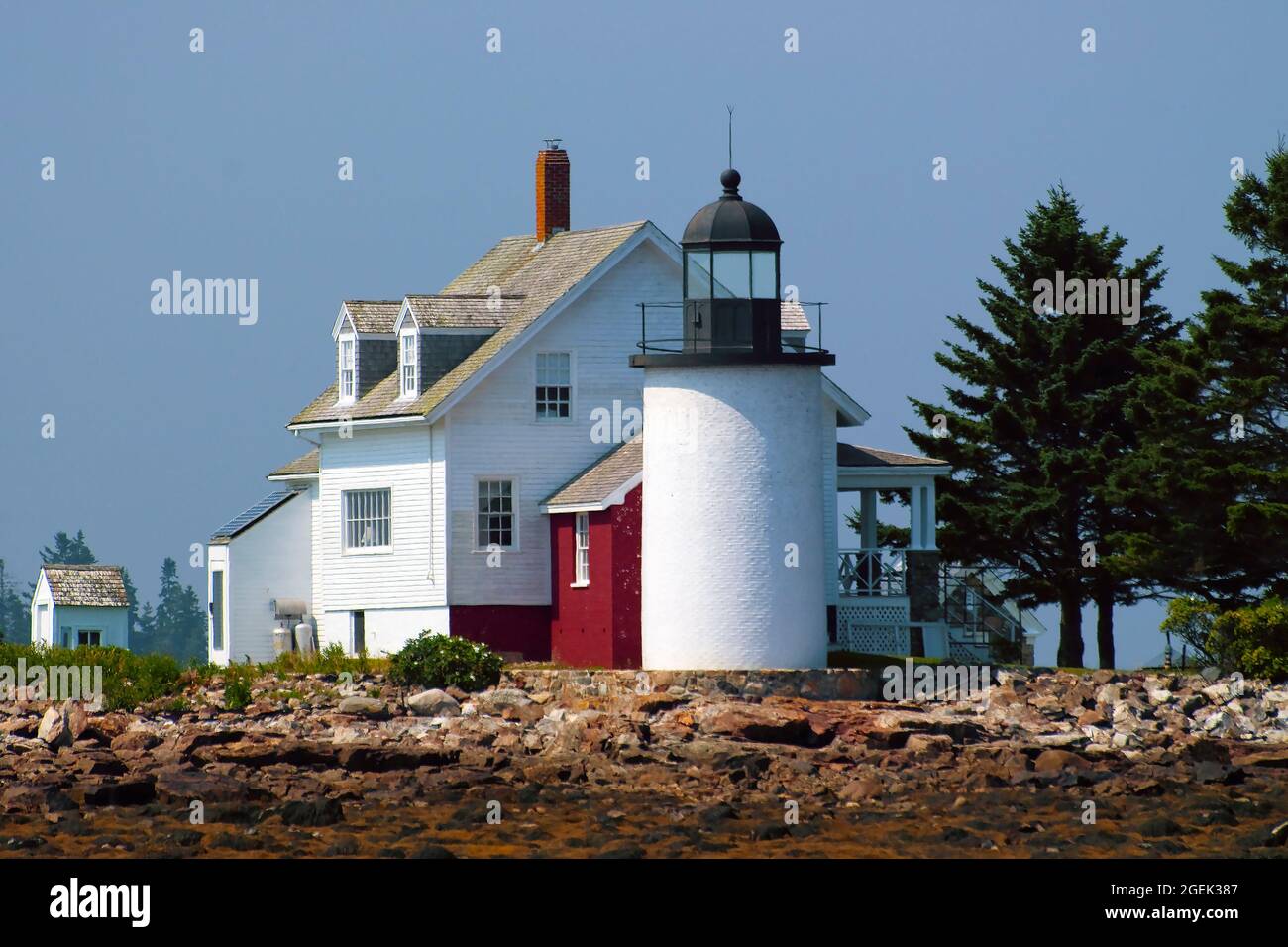 Il faro di Eggemoggin, noto anche come Blue Hill Bay Light, si trova su un'isola bassa durante la bassa marea nel Maine. Foto Stock