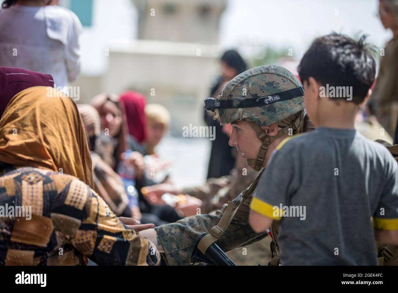 Un corpsman con la 24a unità di spedizione marittima (MEU) controlla il benessere degli sfollati durante un’evacuazione all’aeroporto internazionale Hamid Karzai di Kabul, Afghanistan, 20 agosto. I membri del servizio degli Stati Uniti stanno assistendo il Dipartimento di Stato con un prelievo ordinato di personale designato in Afghanistan. (STATI UNITI Foto del corpo marino di Sgt. Samuel Ruiz). Foto Stock