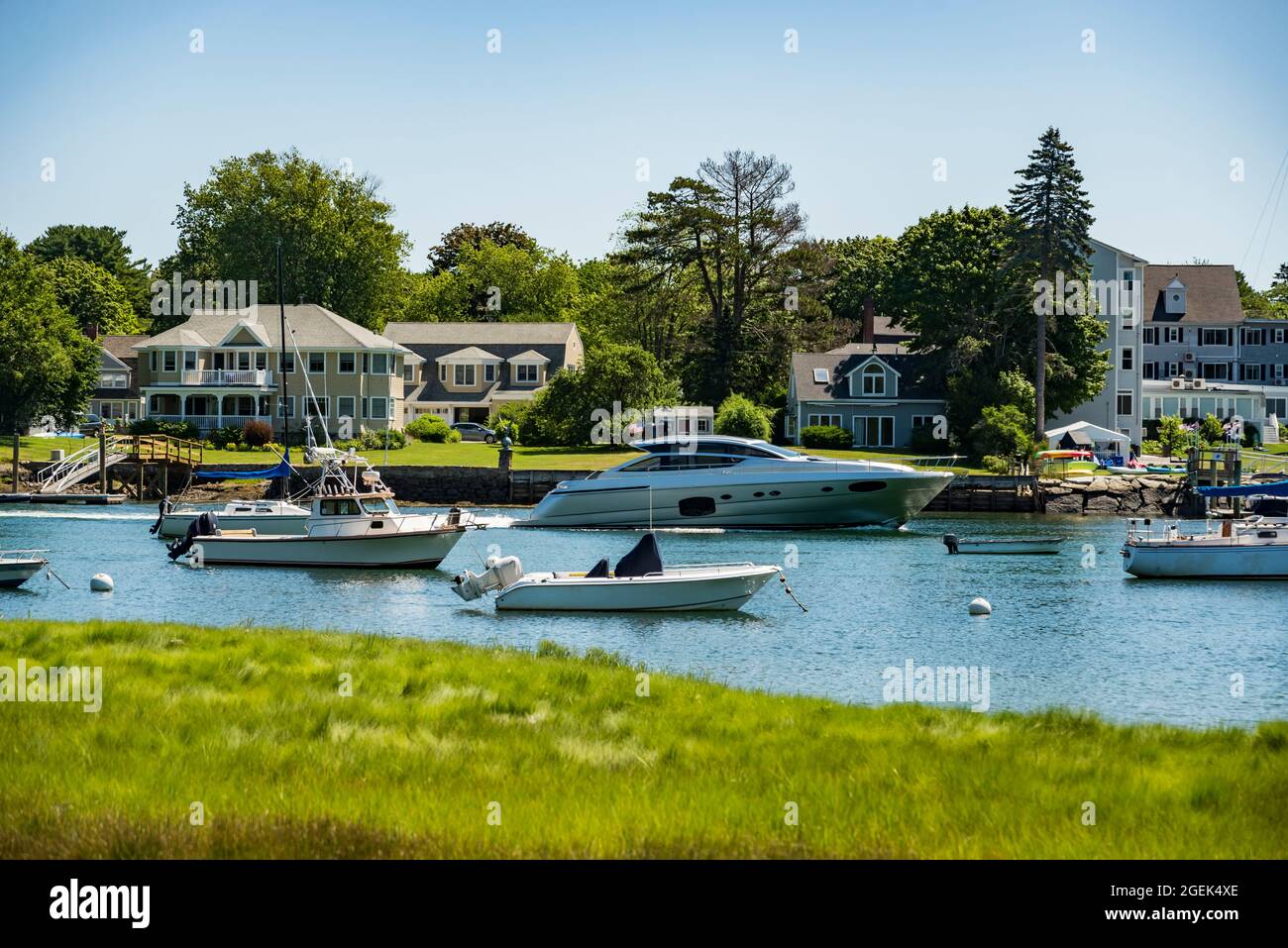 barche a vela ancorate in una baia della costa Maine porto di pesca Foto Stock