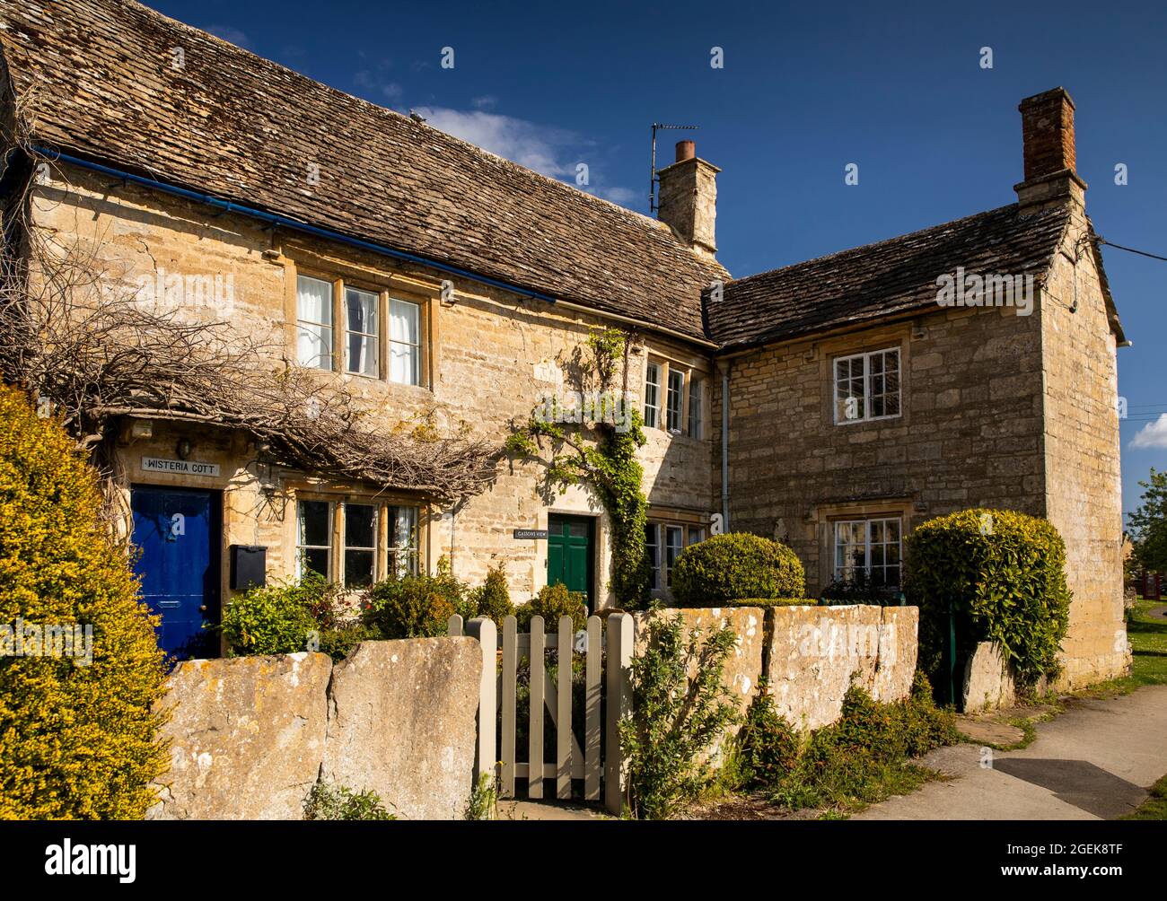 Regno Unito, Inghilterra, Oxfordshire, Filkins, recinzione in pietra all'esterno di Wisteria Cottage e Gassons View Foto Stock