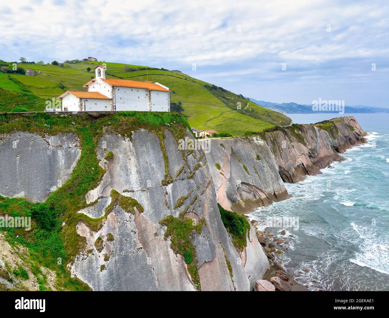 eremo di San Telmo a Zumaia, Paesi Baschi, Spagna. Con le sue formazioni rocciose chiamate flysch. Foto Stock