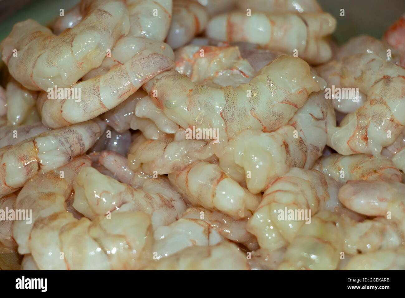 Primo piano immagine di gamberetti puliti freschi per la cottura. Messa a fuoco selettiva Foto Stock