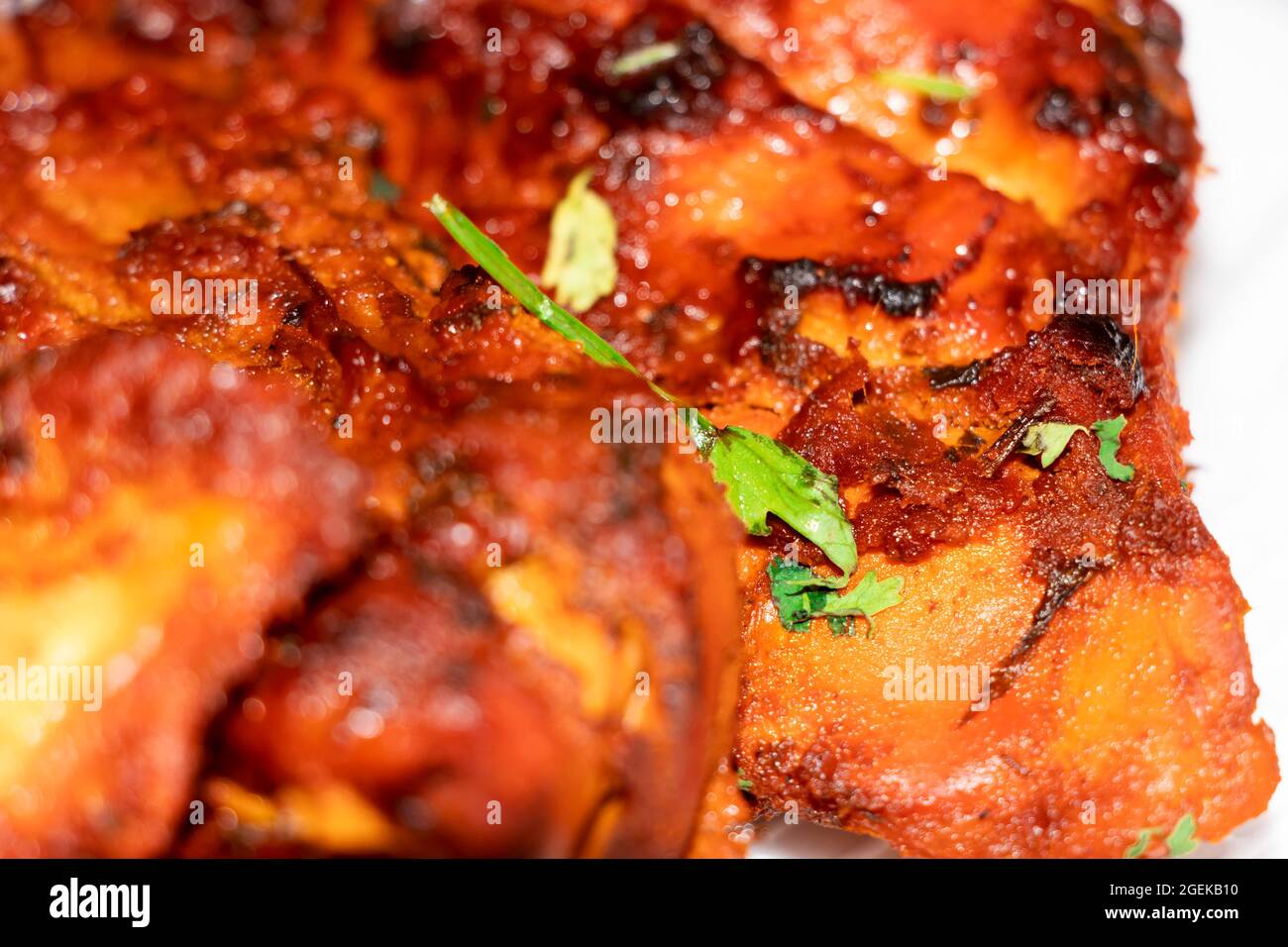 Primo piano immagine del pollo piccante Tandoori di stile indiano. Messa a fuoco selettiva Foto Stock