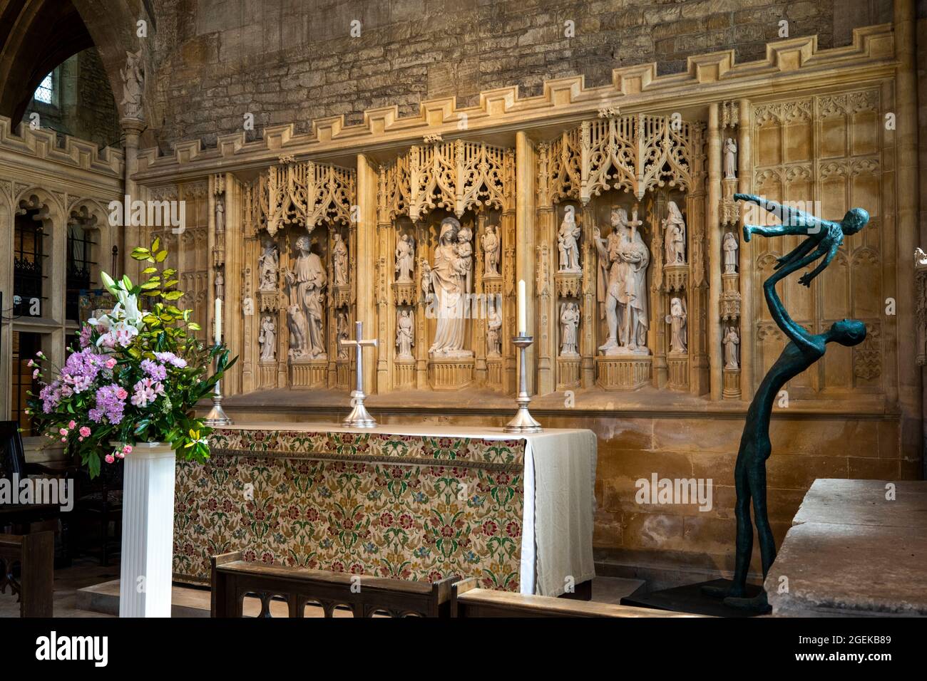 Regno Unito, Inghilterra, Oxfordshire, Burford, St John the Baptist Church, Sylvester (Silvester) Aisle, Lady Chapel altare con orgogliosa scultura di Padre da parte locale scu Foto Stock