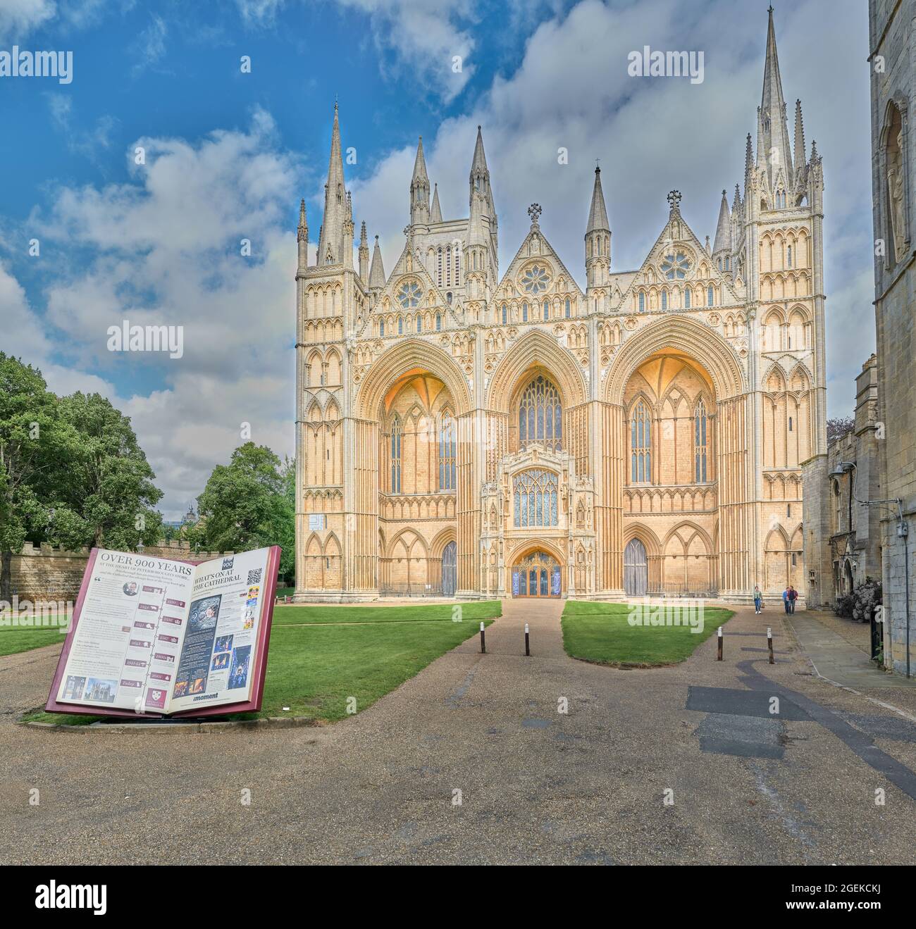 Un libro di storia sulla faccia occidentale del XIII secolo della cattedrale cristiana medievale di Peterborough, Inghilterra. Foto Stock