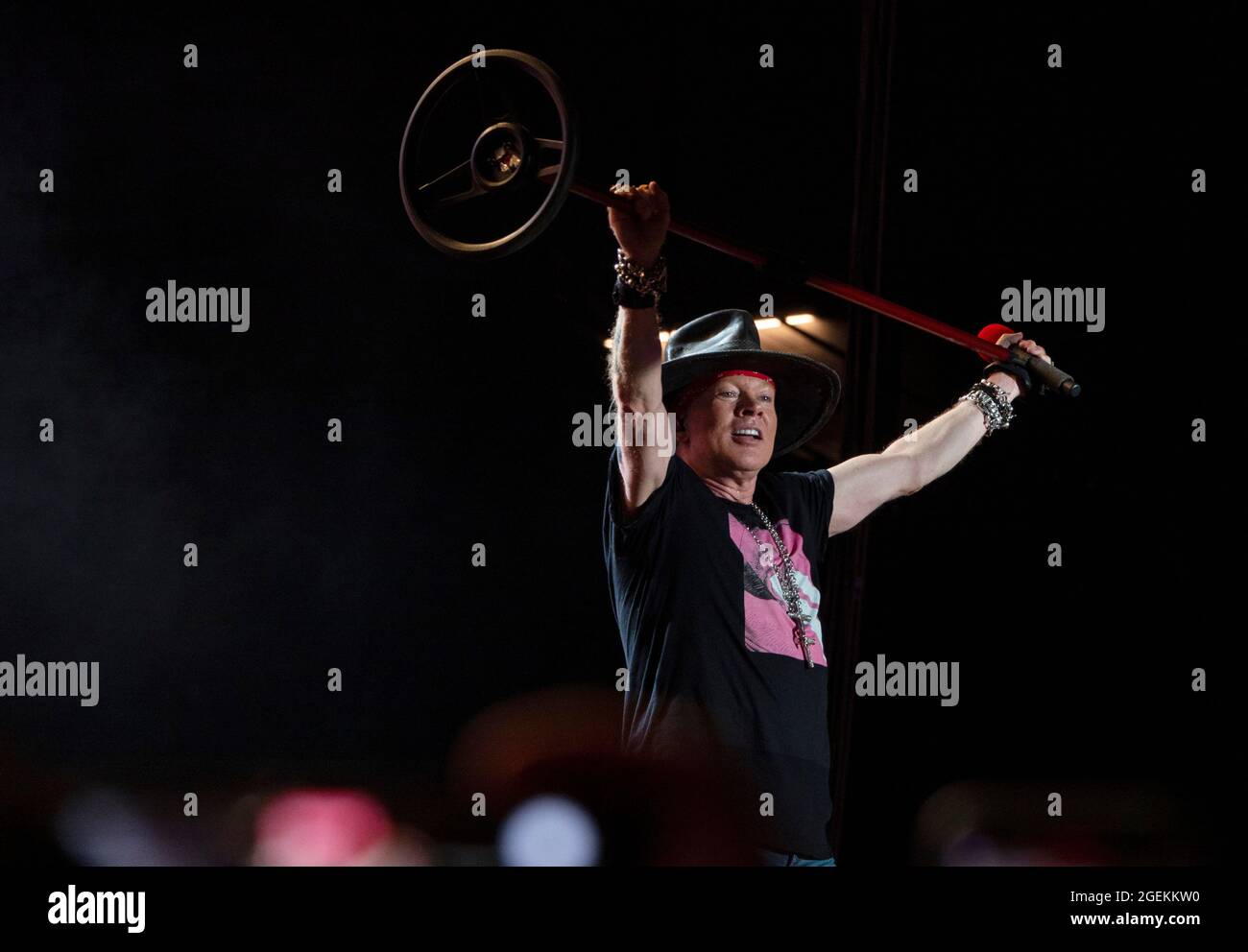 19 agosto 2021, Los Angeles, California, USA: Il cantante Axel Rose della rock band Guns N' Roses si esibisce dal vivo durante un concerto al Banc of California Stadium. (Credit Image: © K.C. Filo Alfred/ZUMA Press) Foto Stock