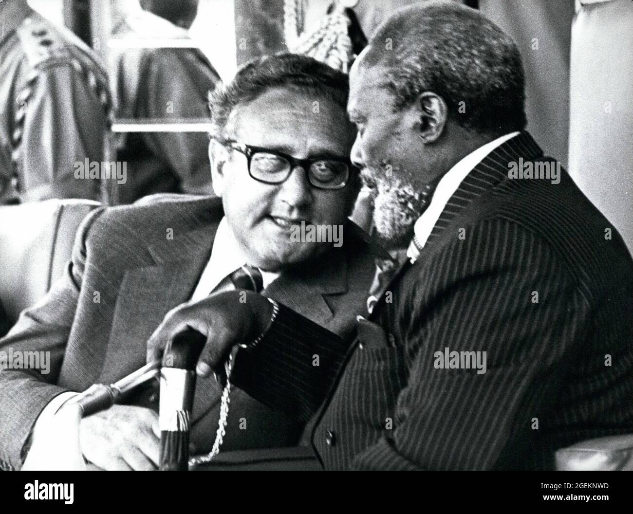 Aprile 1976 - Nairobi, Kenya - il presidente JOMO KENYATTA, a destra, pacemaker straordinario, ha incontrato il segretario di Stato americano HENRY KISSINGER, a sinistra. Kissinger è arrivato per la prima volta in Kenya per un'accoglienza cordiale presso la residenza di lavoro più amata del Kenyatta, la state House, Nakuru. Dopo 40 minuti di seria discussione sui problemi che affliggono l'Africa australe, i due K sono emersi dalla loro conferenza privata alle celebrazioni colorate che includevano la famosa danza di guerra Masai e altre danze tradizionali di diverse tribù del Kenya. Credit: Keystone Press Agency/ZUMA Wire/Alamy Live News Foto Stock
