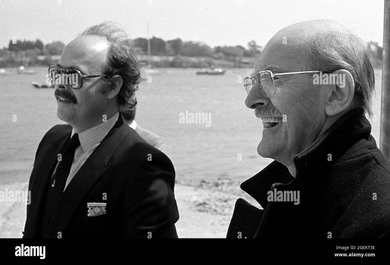 AJAXNETPHOTO. 1985. HAMBLE POINT, SOUTHAMPTON, INGHILTERRA. - FATHER & SON PHOTOGRAPHERS - FAMOUS COWES ISLE OF WIGHT MARINE PHOTOGRAPHERS (L-R) KENNETH E KEITH BEKEN DI 'BEKEN OF COWES', ASSISTENDO AL NOME UFFICIALE E AL LANCIO DEL CATAMARANO A POTENZA VIRGIN ATLANTIC CHALLENGER DI RICHARD BRANSON A HAMBLE POINT. FOTO;JONATHAN EASTLAND/AJAX REF:1985 32A 9 Foto Stock