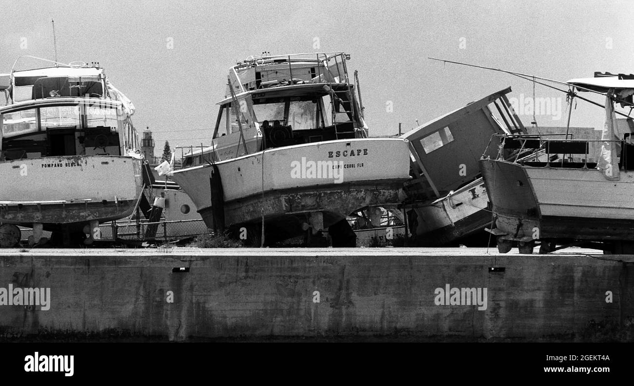 AJAXNETPHOTO. MAGGIO, 1981. KEY WEST, FLA, USA. - IMBLONED MARIEL BOATS - ALCUNE DELLE PIÙ DI 1,400 BARCHE UTILIZZATE NELLA NAVICELLA CUBANA MARIEL FUGA RIFUGIATI EXODUS TRA APRILE E OTTOBRE 1980 DA CUBA ALLE CHIAVI DELLA FLORIDA, COMPRESA LA FUGA NOMINATIVAMENTE CHIAMATA, DOPO ESSERE STATO IMPANATO DALLA GUARDIA COSTIERA DEGLI STATI UNITI E LE DOGANE SPARSE SUI BANCHINE. LE BARCHE HANNO PORTATO CIRCA 125,000 CUBANI IN FUGA NEGLI USA.PHOTO:JONATHAN EASTLAND/AJAX REF:812805 25A 11 Foto Stock