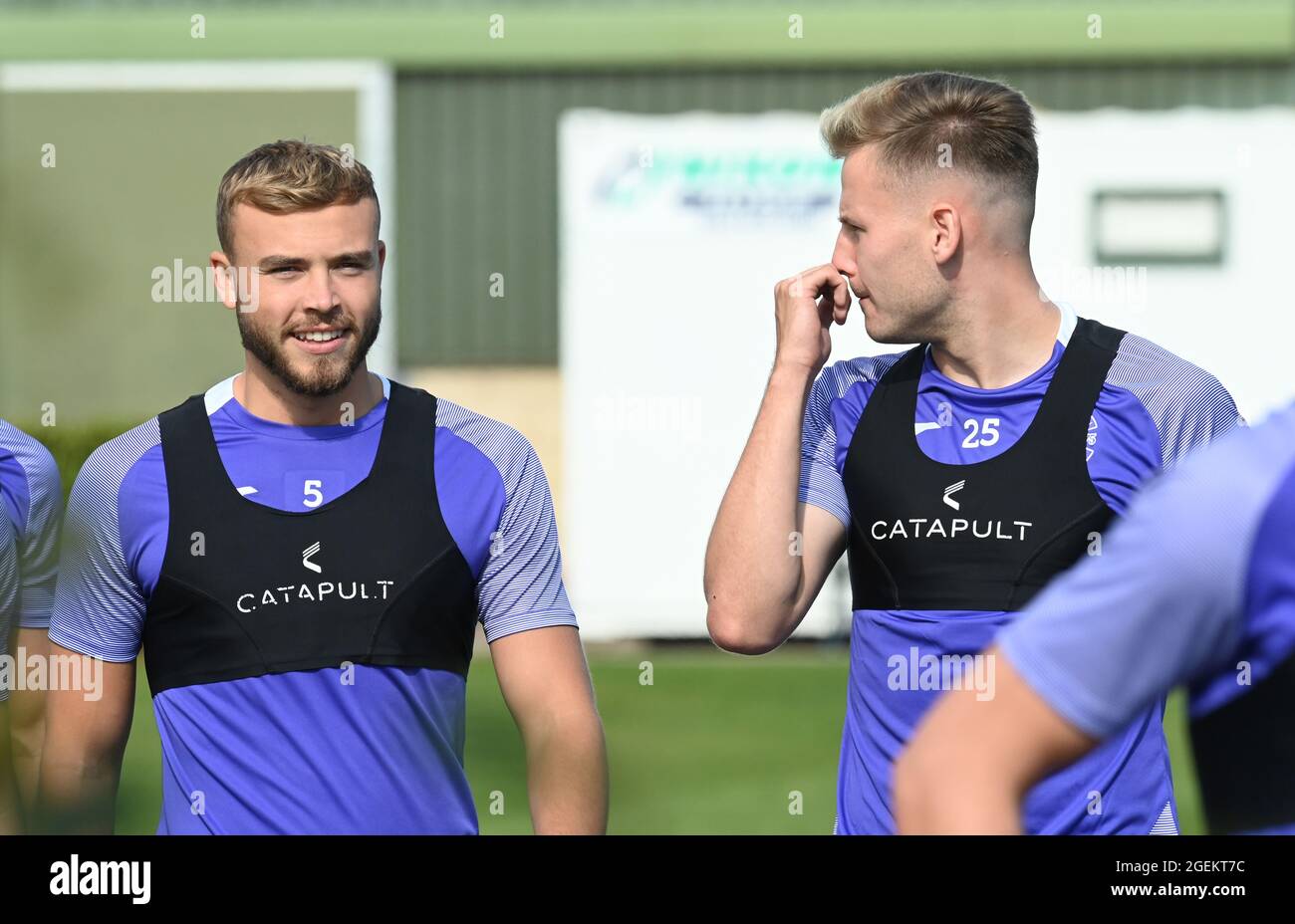 Tranent, Ormiston, East Lothian.Scotland. UK .20th ago 21 Hibernian Ryan Porteous (L) con la nuova sessione di formazione di James Scott per la partita di premiership scozzese v Dundee Credit: eric mccowat/Alamy Live News Foto Stock