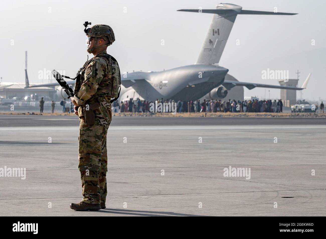 Kabul, Afghanistan. 20 ago 2021. Un aereo dell'aeronautica degli Stati Uniti fornisce la sicurezza mentre gli evacuati caricano in un velivolo C-17 Globemaster III, durante l'evacuazione dei non-combattenti all'aeroporto internazionale di Hamid Karzai, parte dell'operazione Allees Refuge 20 agosto 2021 a Kabul, Afghanistan. Credit: Planetpix/Alamy Live News Foto Stock