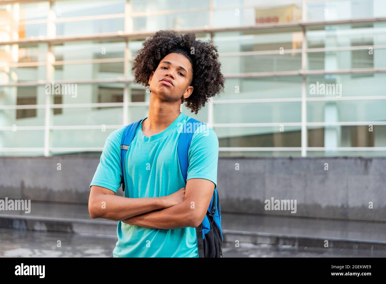 Afro latino adolescente maschile in città Foto Stock