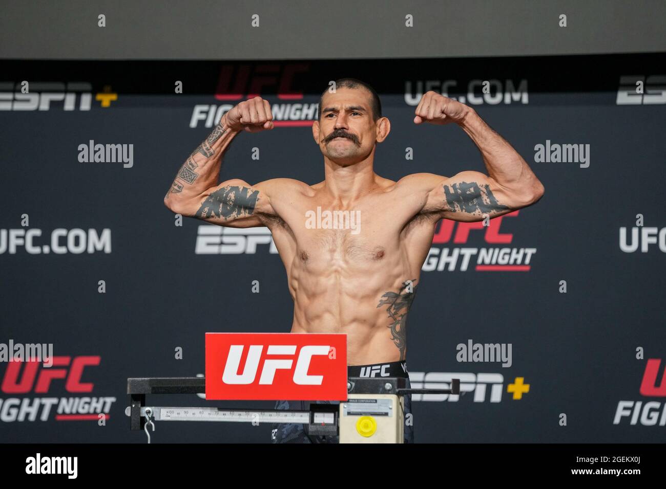 Las Vegas, Stati Uniti. 20 ago 2021. LAS VEGAS, NV - AGOSTO 20: Passi di Vinc Pichel sulla scala per il pesato ufficiale a UFC Apex per UFC Fight Night - Vegas 34 - Weigh-ins il 20 agosto 2021 a Las Vegas, NV, Stati Uniti. (Foto di Louis Grasse/PxImages) Credit: PX Images/Alamy Live News Foto Stock