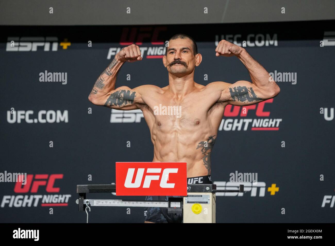 Las Vegas, Stati Uniti. 20 ago 2021. LAS VEGAS, NV - AGOSTO 20: Passi di Vinc Pichel sulla scala per il pesato ufficiale a UFC Apex per UFC Fight Night - Vegas 34 - Weigh-ins il 20 agosto 2021 a Las Vegas, NV, Stati Uniti. (Foto di Louis Grasse/PxImages) Credit: PX Images/Alamy Live News Foto Stock