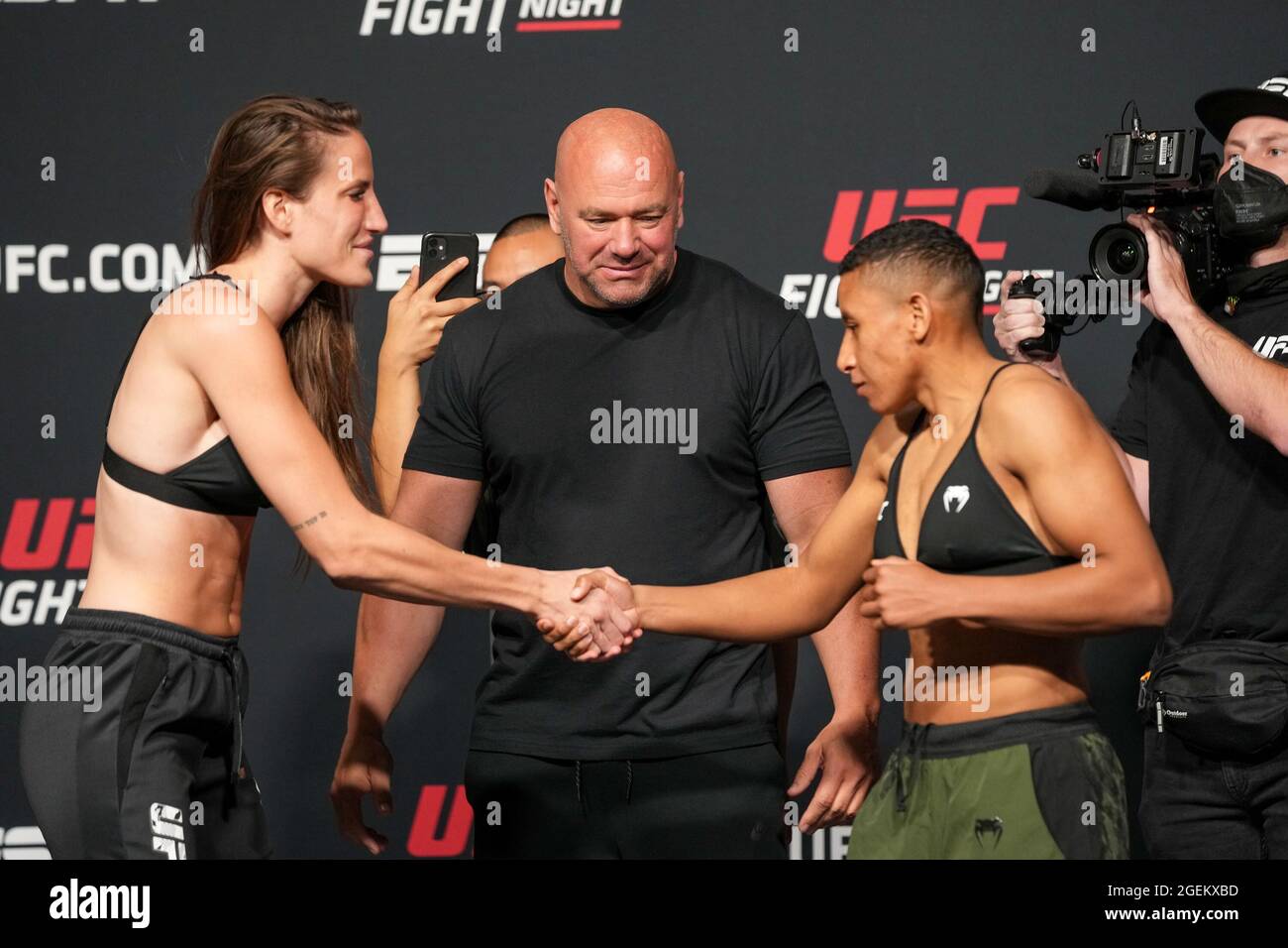 Las Vegas, Stati Uniti. 20 ago 2021. LAS VEGAS, NV - AGOSTO 20: BEA Malecki (a sinistra) e Josiane Nunes (a destra) si affrontano con Dana White seguendo le pesate ufficiali all'UFC Apex per UFC Fight Night - Vegas 34 - Face-off il 20 agosto 2021 a Las Vegas, NV, Stati Uniti. (Foto di Louis Grasse/PxImages) Credit: PX Images/Alamy Live News Foto Stock