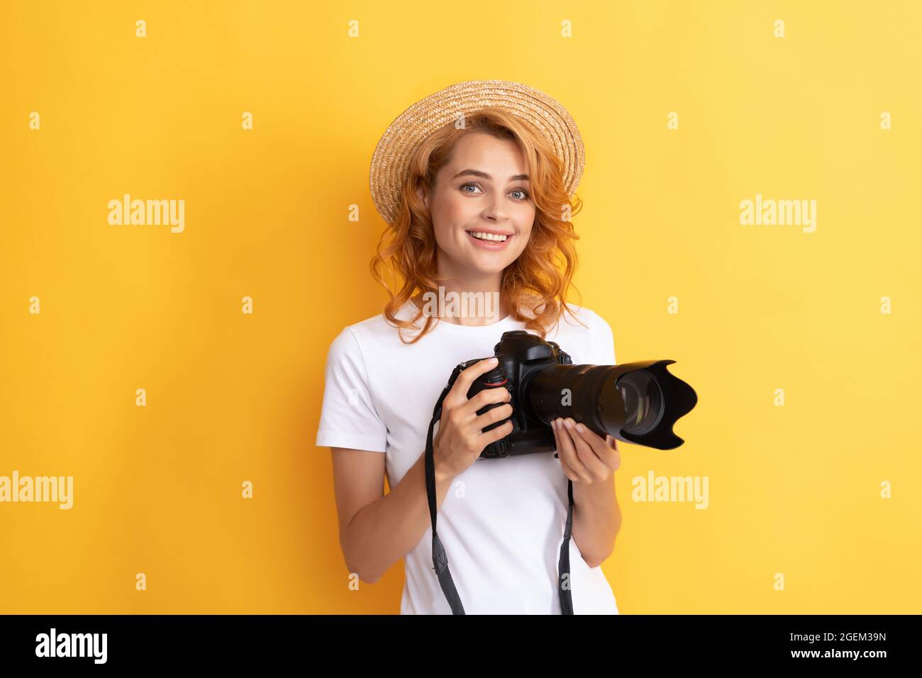 donna felice in paglia cappello fotografando. ragazza tenere fotocamera. Foto Stock
