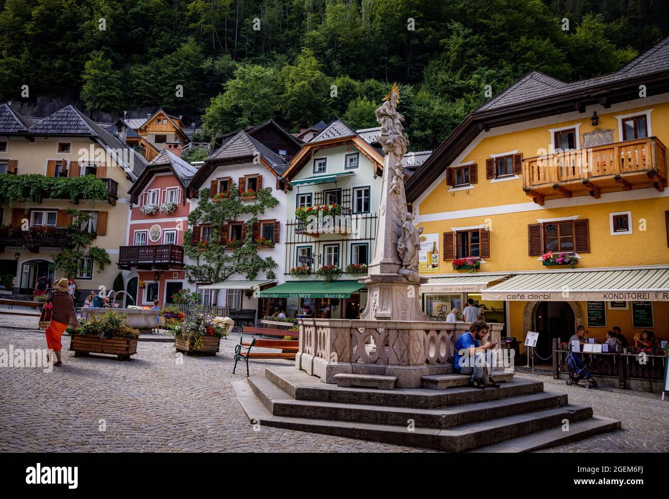 Piazza del mercato di Hallstatt in Austria - un sito patrimonio dell'umanità - HALLSTATT, AUSTRIA, EUROPA - 30 LUGLIO 2021 Foto Stock