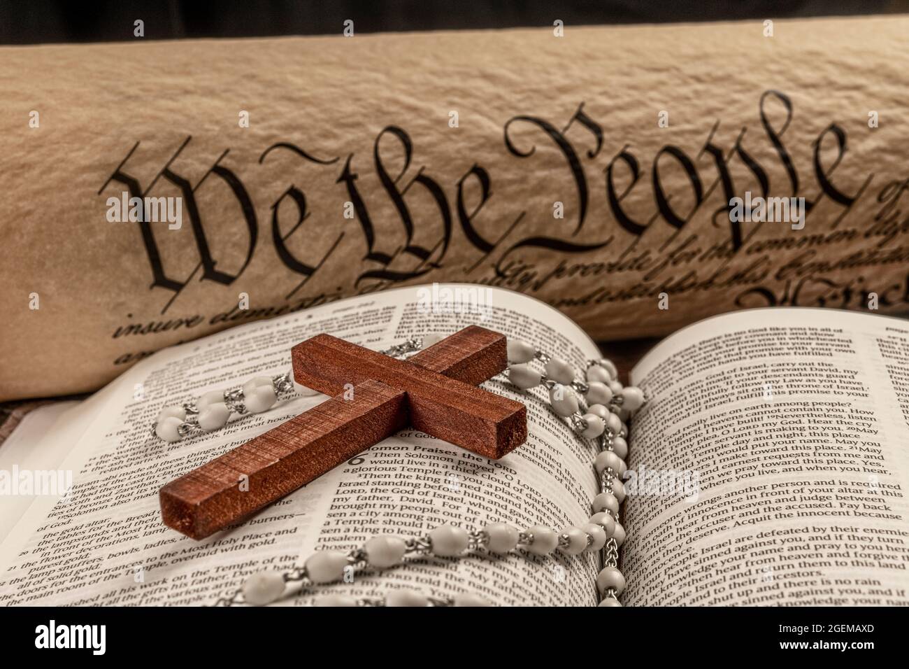 Una Sacra bibbia e un crocifisso riposano in cima ad un podio con la Costituzione degli Stati Uniti sullo sfondo, che è emblematica della libertà di religione senza Foto Stock