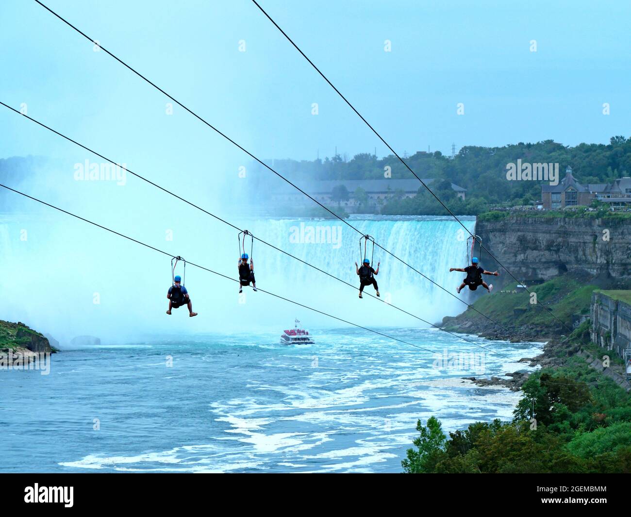 Cascate del Niagara, Ontario, Canada - 16 agosto 2021: Una nuova attrazione consente ai visitatori avventurosi di fare un giro in zipline verso le cascate Horseshoe. Foto Stock
