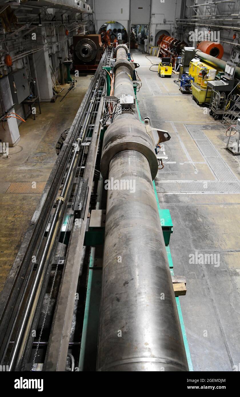 La gamma iperbalistica G, a sinistra, vista qui durante un cambio di barile, viene utilizzata per condurre test di letalità dell'energia cinetica e fenomenologia d'impatto. È il più grande sistema di pistole a gas leggero a due stadi degli Stati Uniti con una capacità di soft-launequaled per il lancio di proiettili ad alta fedeltà a velocità di ipervelocità. (STATI UNITI Air Force foto di Jill Pickett) Foto Stock