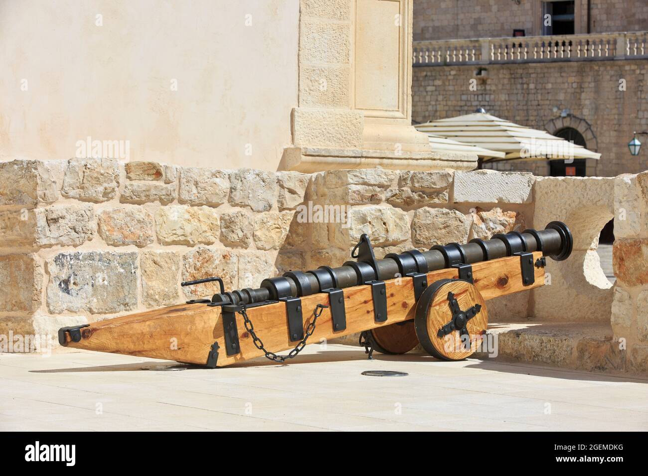 Un cannone medievale nella Città Vecchia di Hvar in Croazia Foto Stock