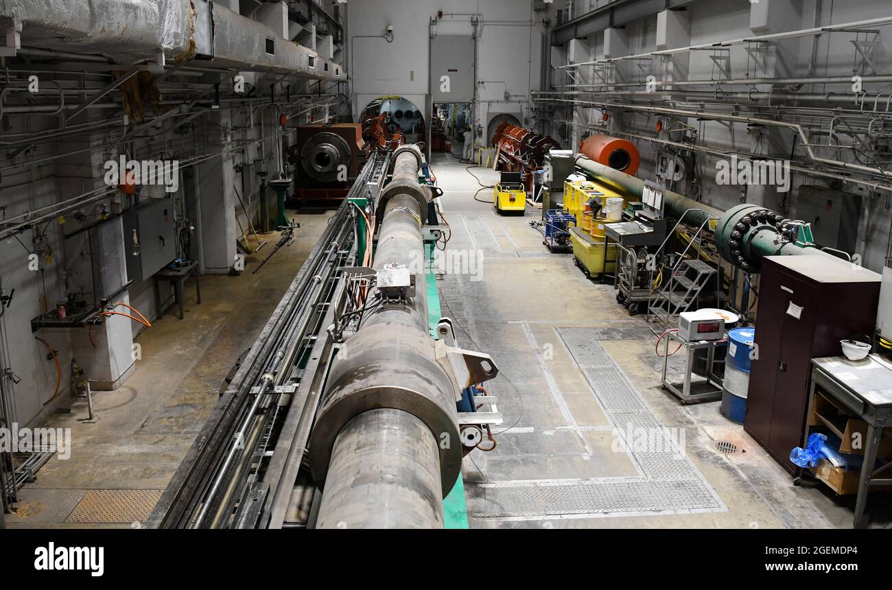 La gamma iperbalistica G, a sinistra, vista qui durante un cambio di barile, viene utilizzata per condurre test di letalità dell'energia cinetica e fenomenologia d'impatto. È il più grande sistema di pistole a gas leggero a due stadi degli Stati Uniti con una capacità di soft-launequaled per il lancio di proiettili ad alta fedeltà a velocità di ipervelocità. (STATI UNITI Air Force foto di Jill Pickett) Foto Stock