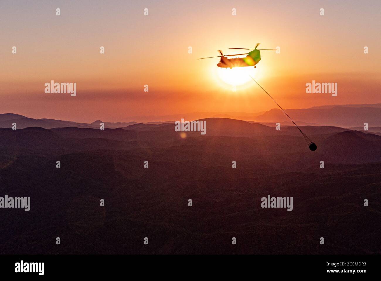 Gli equipaggi dell'esercito degli Stati Uniti assegnati alla Bravo Company, 1° Battaglione, 214° Regiment dell'Aviazione, 12° Brigata dell'Aviazione di combattimento, ritornano all'aeroporto di Dalaman dopo ore di vigili del fuoco aerei nella Turchia occidentale, 15 agosto 2021. Questa è la prima volta che molti membri dell'equipaggio combattono gli incendi. (STATI UNITI Foto dell'esercito dello staff Sgt. Christopher Stewart) Foto Stock