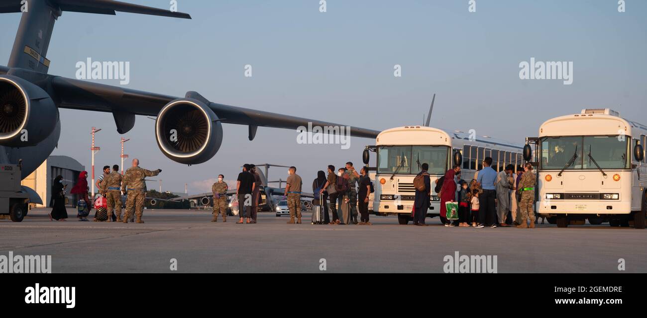 Un gruppo di sfollati afghani parte da un aereo C-17 Globemaster III alla base aerea di Ramstein, Germania, 20 agosto 2021. La base aerea di Ramstein fornisce alloggi sicuri e temporanei per evacuati qualificati dall'Afghanistan come parte dell'operazione Rifugi Alleati durante le prossime settimane. L'operazione Allees Refuge sta facilitando l'evacuazione rapida e sicura dei cittadini degli Stati Uniti, dei richiedenti di visti speciali per immigrati e di altri afghani a rischio dall'Afghanistan. Gli evacuati qualificati riceveranno supporto come alloggio temporaneo, cibo, screening medico, trattamento e altro ancora presso la base aerea di Ramstein, mentre si preparano per il movimento successivo Foto Stock