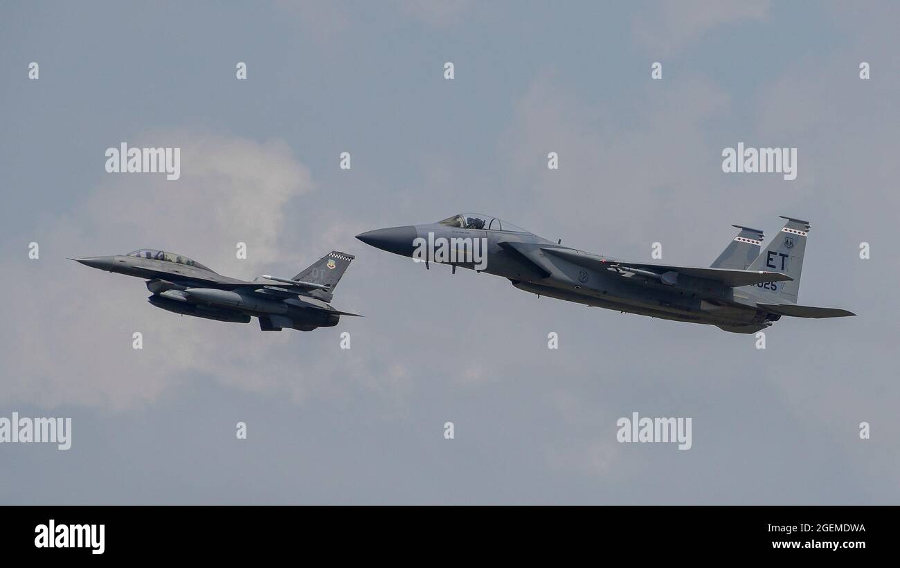 Jet 025 completa il suo volo finale e la sua pensione seguita da un inseguimento F-16 Fighting Falcon luglio 30 alla base dell'aeronautica di Eglin, Fl. il doppio motore, monoposto F-15C volò come memoriale a Major James Duricy, un pilota di prova morto nello stesso tipo di aeromobile durante un volo di prova nel 2002. (STATI UNITI Air Force foto di 1 Lt. Karissa Rodriguez) Foto Stock
