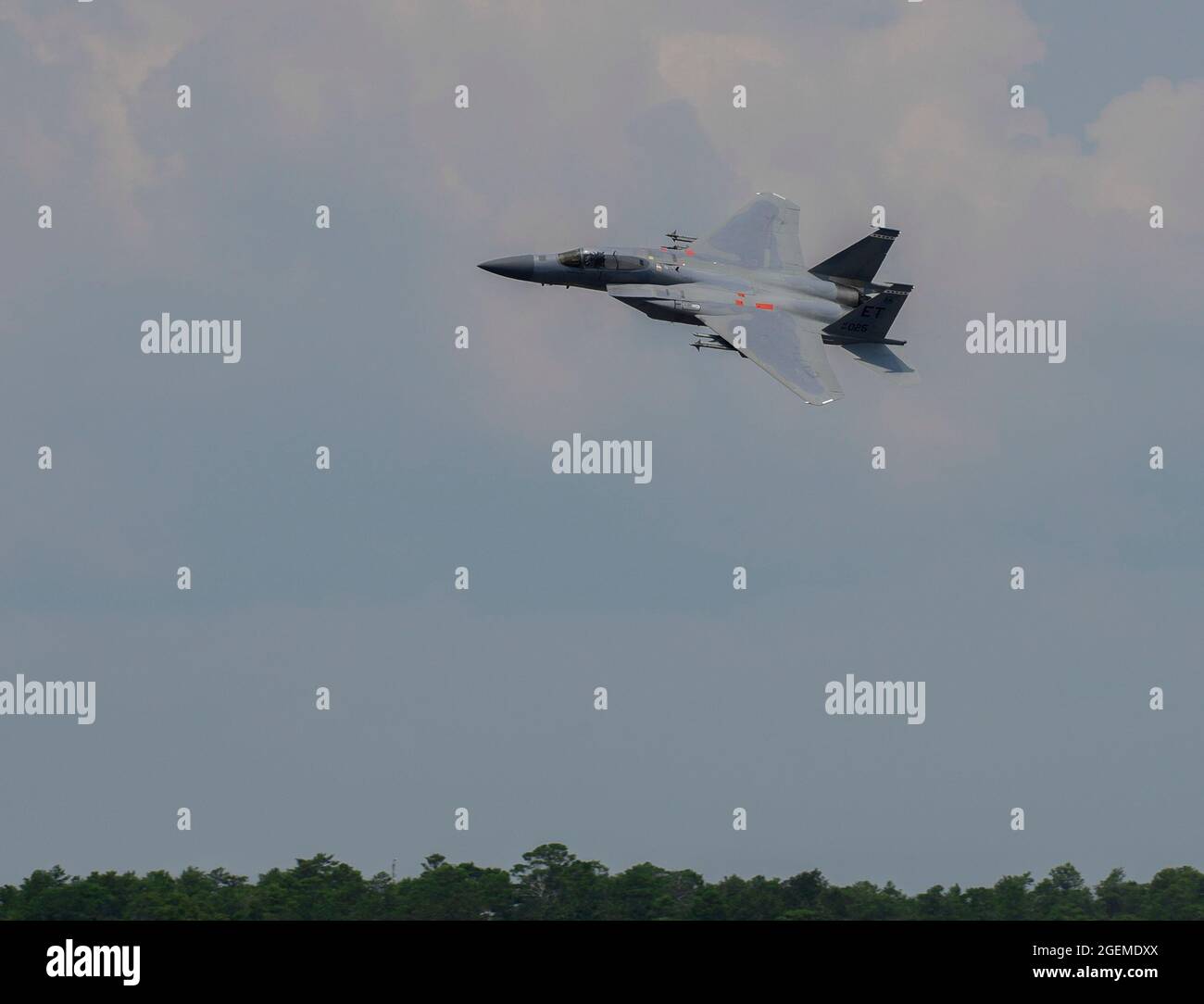 Jet 025 ha completato il suo volo finale e il ritiro luglio 30 alla base dell'aeronautica Eglin, Fl. il doppio motore, monoposto F-15C volò come memoriale a Major James Duricy, un pilota di prova che morì nello stesso tipo di velivolo durante un volo di prova nel 2002. (STATI UNITI Air Force foto di 1st Lt Karissa Rodriguez) Foto Stock