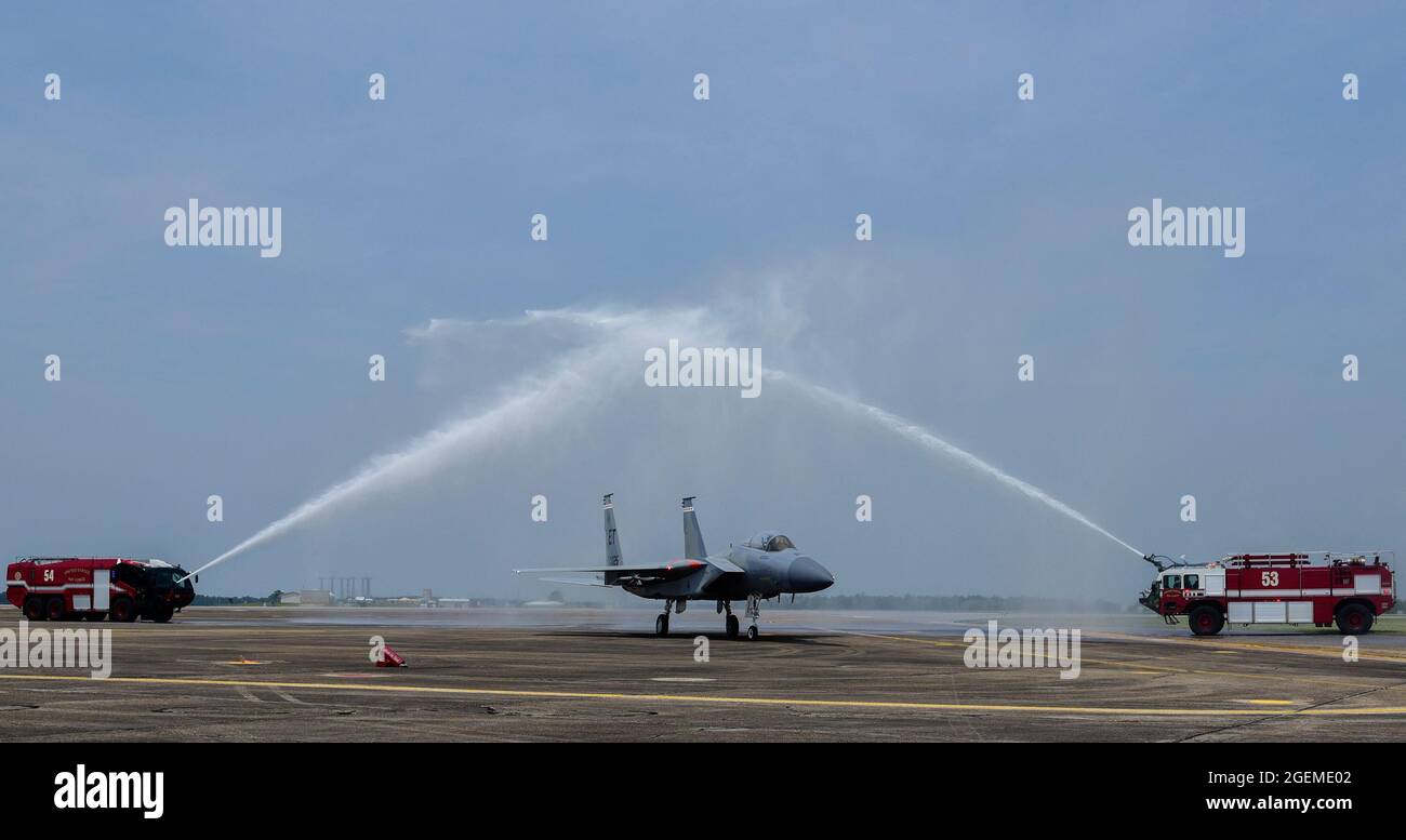 I camion dei pompieri spruzzano Jet 025 dopo il completamento del suo volo finale e il ritiro luglio 30 alla base dell'aeronautica di Eglin, Fl. il motore doppio, singolo F-15C volò come memoriale a Major James Duricy, un pilota di prova morto nello stesso tipo di aeromobile durante un volo di prova nel 2002. (STATI UNITI Air Force foto di 1st Lt Karissa Rodriguez) Foto Stock