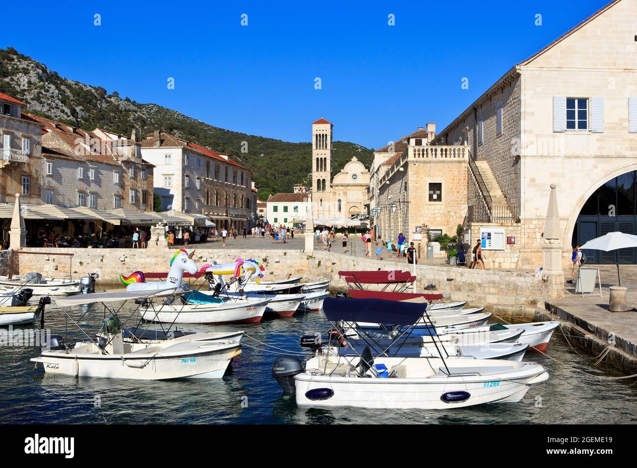 La Cattedrale di Santo Stefano, il Teatro e il Palazzo Vescovile nella Città Vecchia di Hvar, Croazia Foto Stock