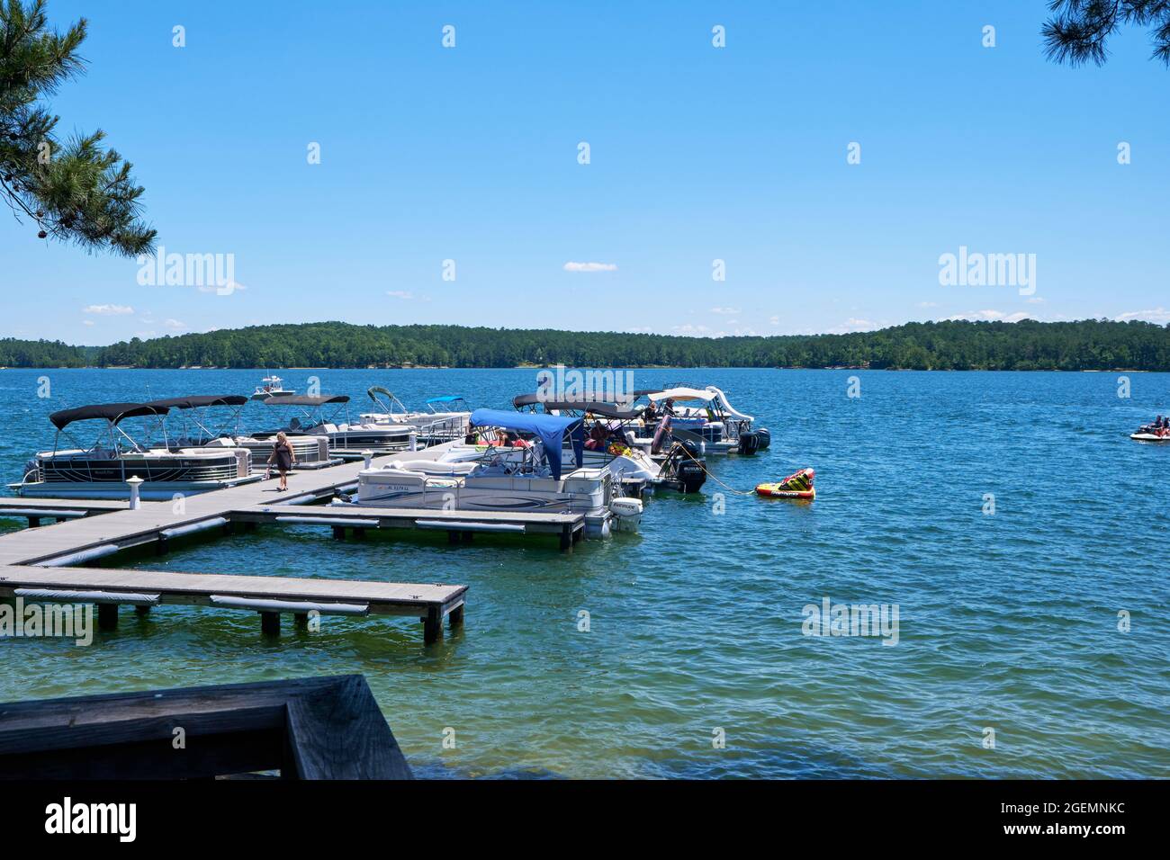 Attracchi e barche con barche legate al ristorante Kowaliga sul lago Martin, Alabama USA. Foto Stock