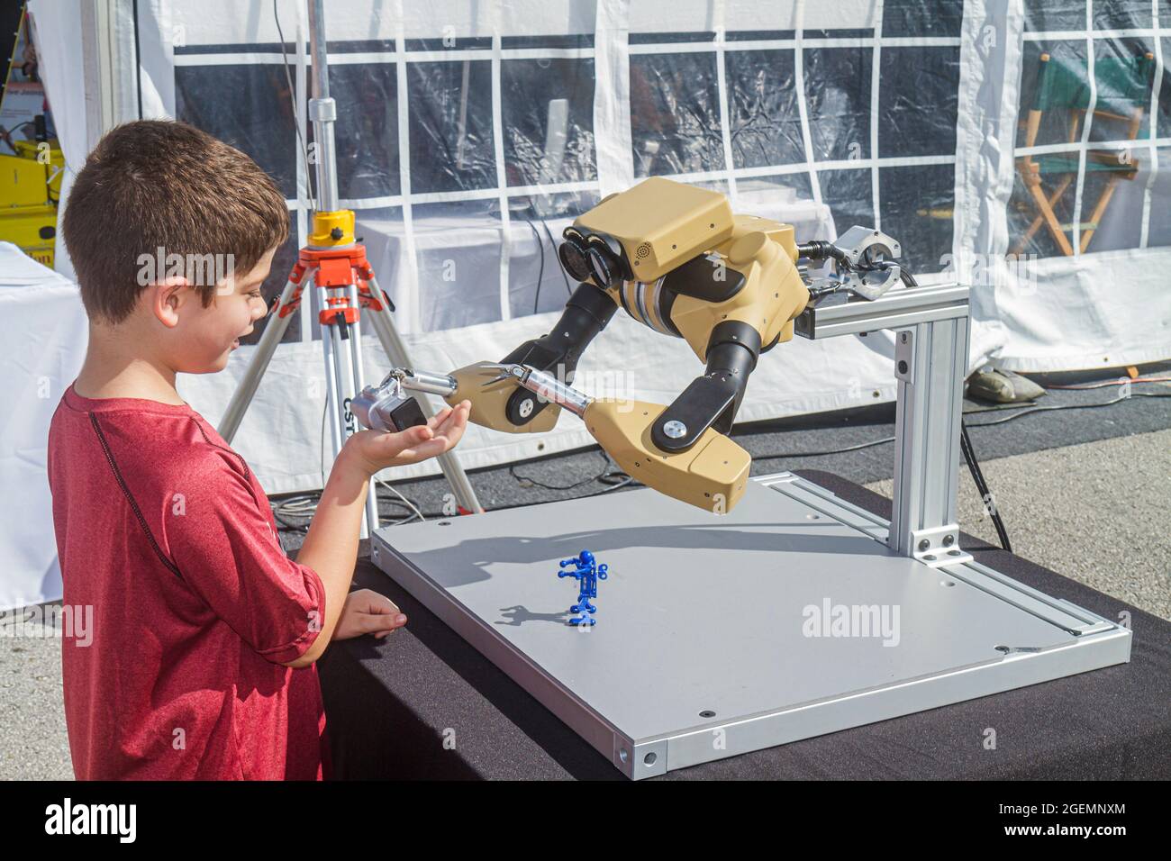 Miami Florida,Homestead Speedway,DARPA Robotics Challenge Trials telecomandato,robot robot robot armi robot ragazzo maschio bambino, Foto Stock