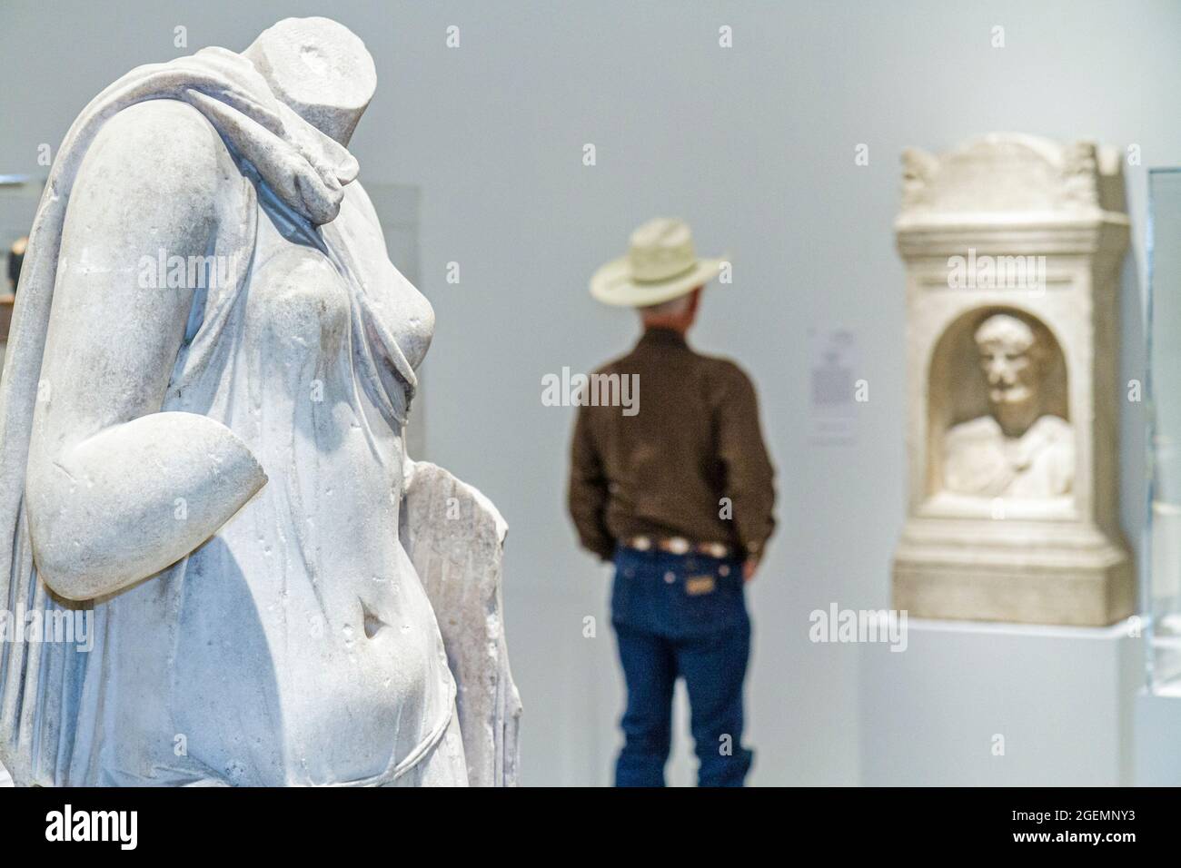 Florida Tampa Museum of Art, scultura greca classica uomo cowboy maschio guardando all'interno, Foto Stock