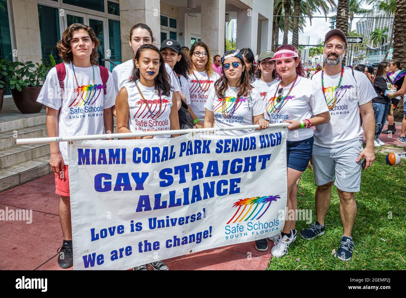 Miami Beach Florida, Lummus Park, partecipanti alla sfilata di gay Pride Week LGBTQ LGBT Pride, studenti ispanici della scuola superiore gay Straight Alliance con banner Foto Stock