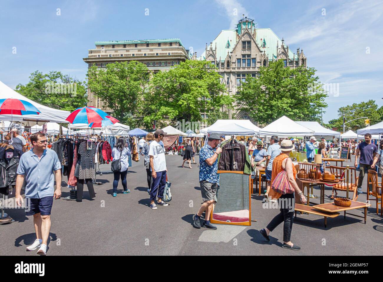 New York City, NY NYC Brooklyn Fort Greene Flea Market, shopping shoppers mercato venditori stand bancarelle, uomini donne Regina di tutti i Santi cattolico Churc Foto Stock
